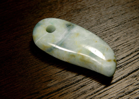 糸魚川産翡翠で作った勾玉の画像