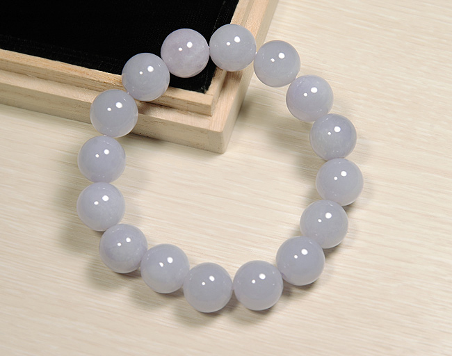 ラベンダー翡翠で作ったブレスレットの画像