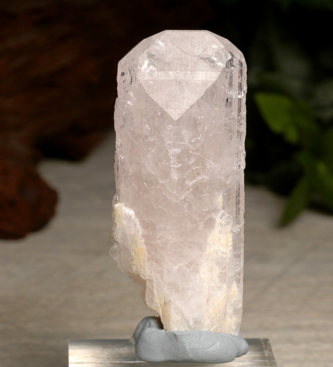ダンビュライト結晶原石の画像